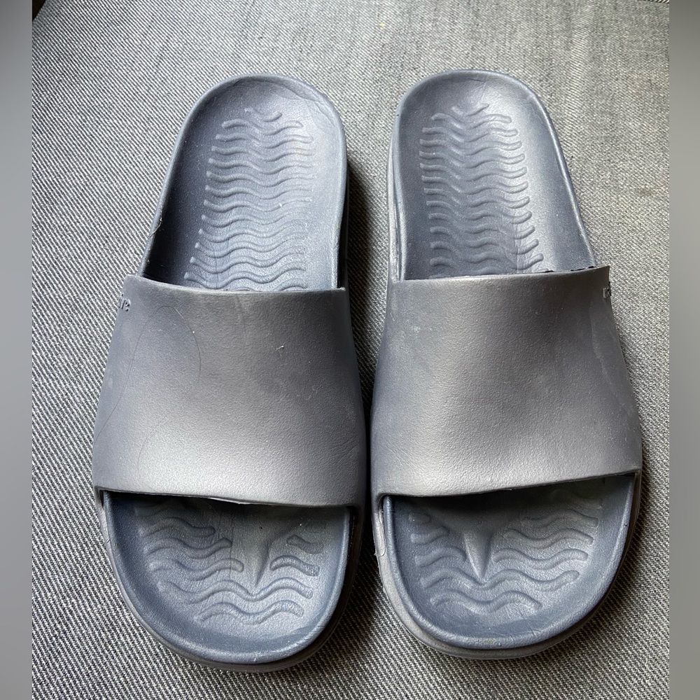 Native dark blue slides. Women’s 10 or men’s 8.great condition
